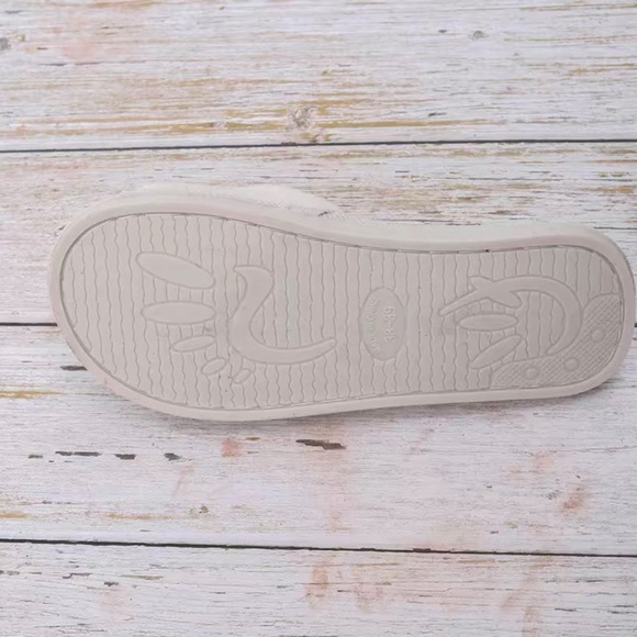 Black Flat Fuzzy Slippers Sandals With Gold Diamond Chain Decor - Picture 3 of 5